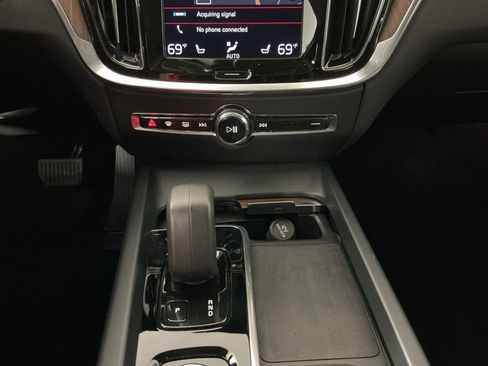 Used 2022 Volvo S60 B5 Inscription image 13