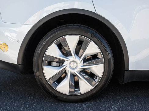 Used 2021 Tesla Model Y Long Range image 32