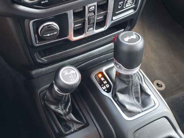 Used 2025 Jeep Wrangler Unlimited Sahara AWD/4WD image 16