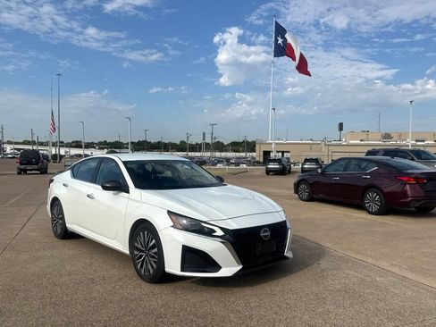 Certified 2025 Nissan Altima 2.5 SV FWD image 2