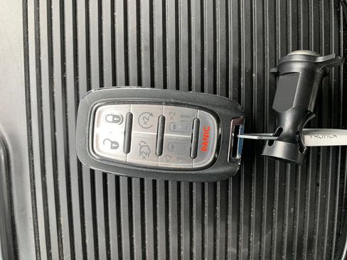 Used 2025 Chrysler Pacifica Limited FWD image 33