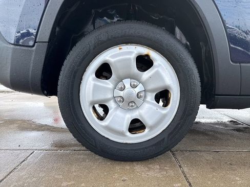 Used 2015 Jeep Cherokee Sport image 18