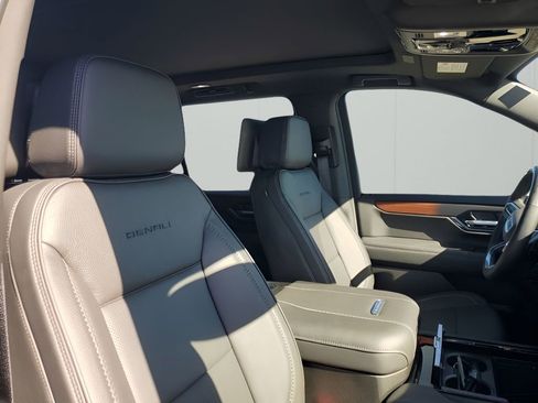 New 2026 GMC Yukon XL Denali w/ Denali Reserve Package image 15