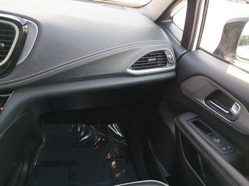 Used 2025 Chrysler Pacifica Limited FWD image 36