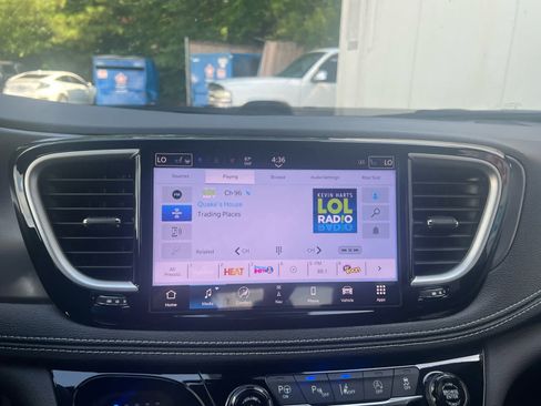 New 2025 Chrysler Pacifica Select w/ Uconnect Theater Family Group image 30