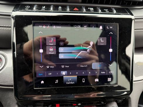 Used 2023 Jeep Grand Cherokee Laredo w/ Luxury Tech Group I AWD/4WD image 19