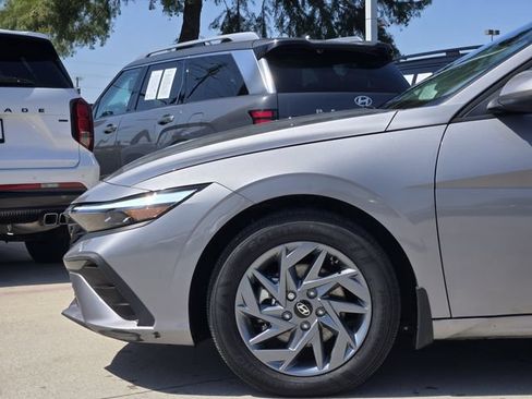 Certified 2025 Hyundai Elantra Hybrid FWD image 6