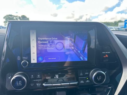 Used 2023 Toyota Highlander XLE FWD image 22