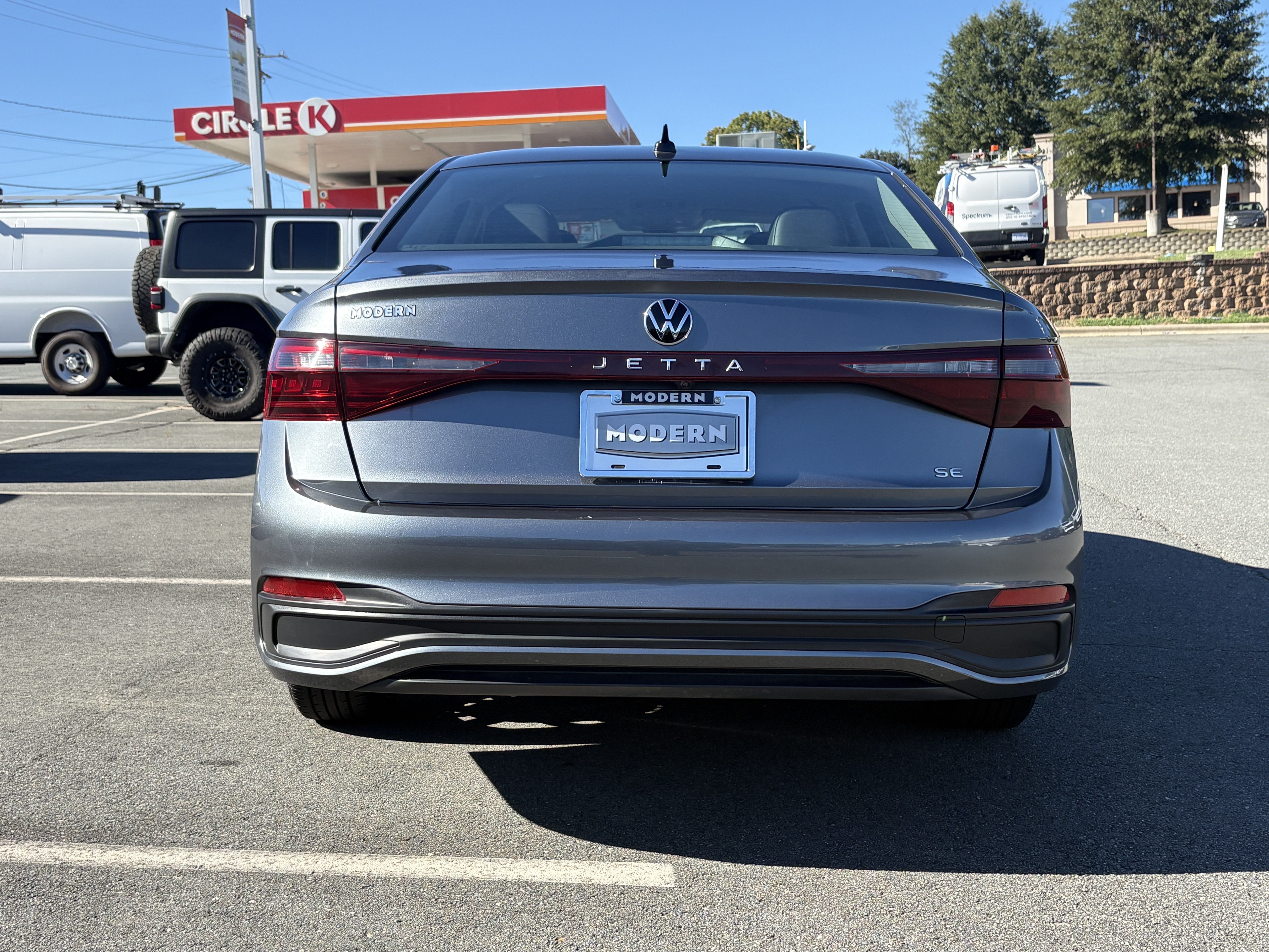 Used 2025 Volkswagen Jetta SE FWD image 4