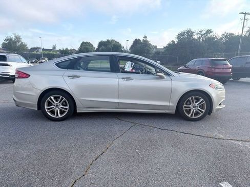 Used 2018 Ford Fusion SE w/ Fusion SE Technology Package FWD image 2