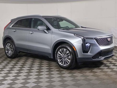 Used 2024 Cadillac XT4 Premium Luxury image 2