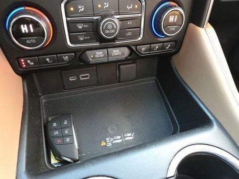 Used 2021 Chevrolet Suburban Premier w/ Premium Package image 17