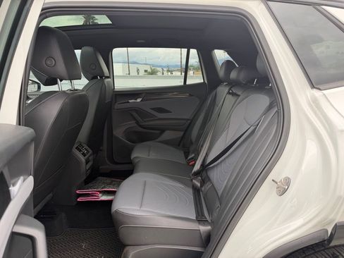 Used 2025 Volkswagen Tiguan SE R-Line image 4