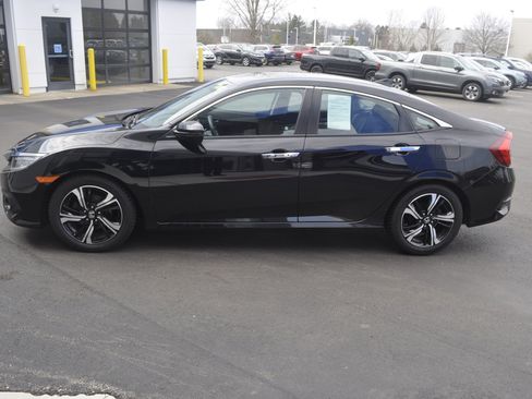 Used 2017 Honda Civic Touring image 4