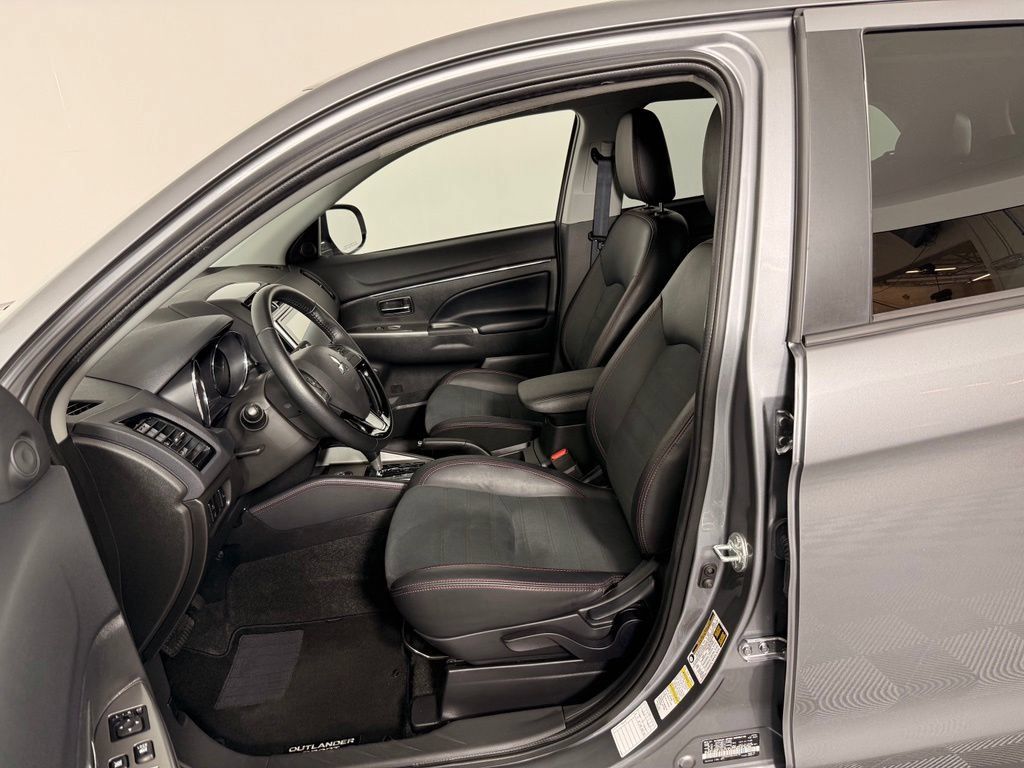 Used 2025 Mitsubishi Outlander Sport SE AWD/4WD image 2
