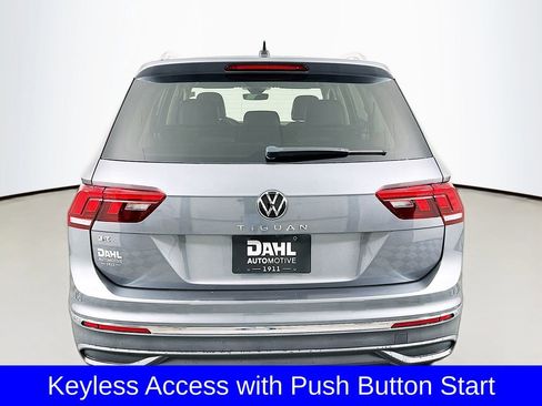 Used 2024 Volkswagen Tiguan SE w/ Panoramic Sunroof Package image 12