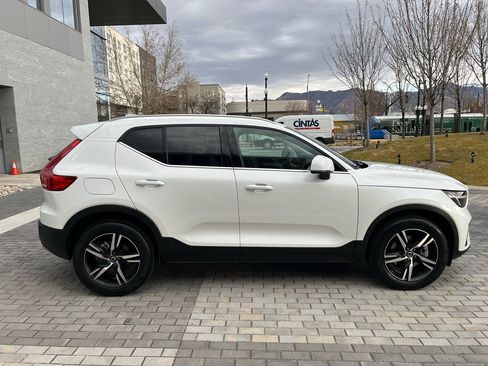Used 2025 Volvo XC40 B5 Core image 6
