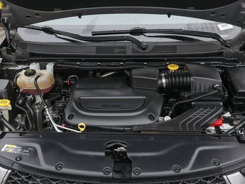 Used 2021 Chrysler Pacifica Touring-L image 11