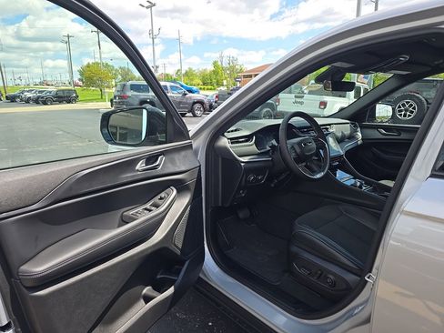 New 2025 Jeep Grand Cherokee Altitude image 14