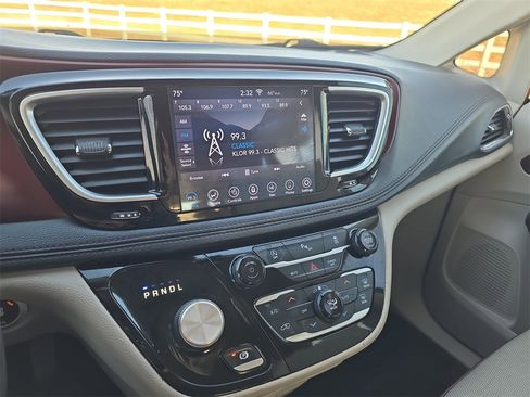 Used 2020 Chrysler Pacifica Limited image 21