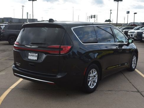 Used 2023 Chrysler Pacifica Touring-L FWD image 5