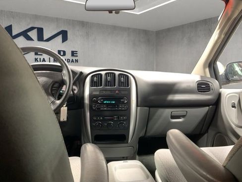 Used 2005 Chrysler Town & Country Touring image 17