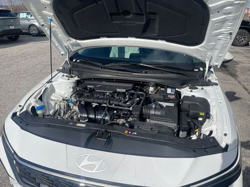 Used 2025 Hyundai Elantra Limited image 32
