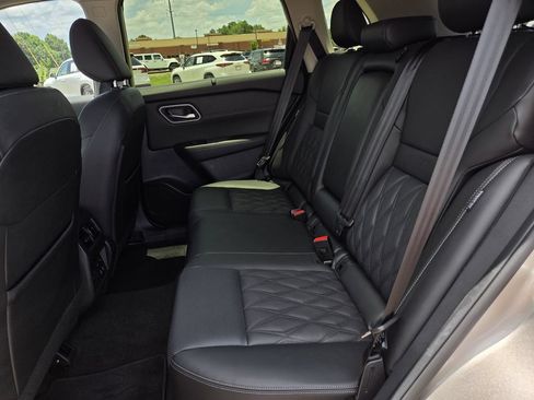 Used 2025 Nissan Rogue Platinum w/ Tech Package FWD image 19