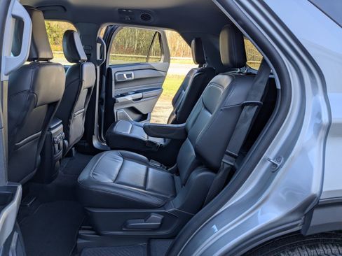 Used 2022 Ford Explorer XLT w/ Equipment Group 202A AWD/4WD image 14