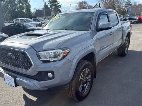 Used 2018 Toyota Tacoma TRD Sport w/ Technology Package image 3