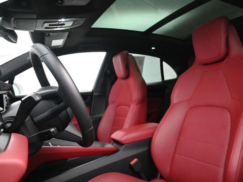 Used 2025 Porsche Macan Electric image 5