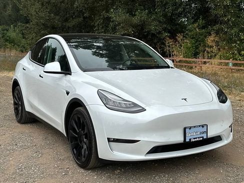 Used 2022 Tesla Model Y Long Range AWD/4WD image 2
