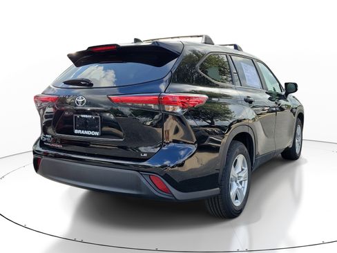 Used 2023 Toyota Highlander LE FWD image 7
