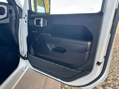 Used 2025 Jeep Gladiator Sport image 22