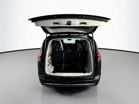 Used 2023 Chrysler Pacifica Touring-L FWD image 28