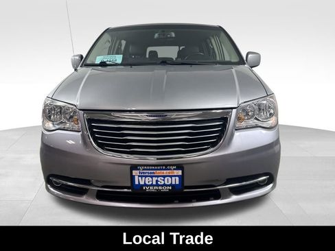 Used 2016 Chrysler Town & Country Touring image 3