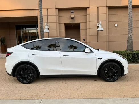 Used 2024 Tesla Model Y Long Range AWD/4WD image 8