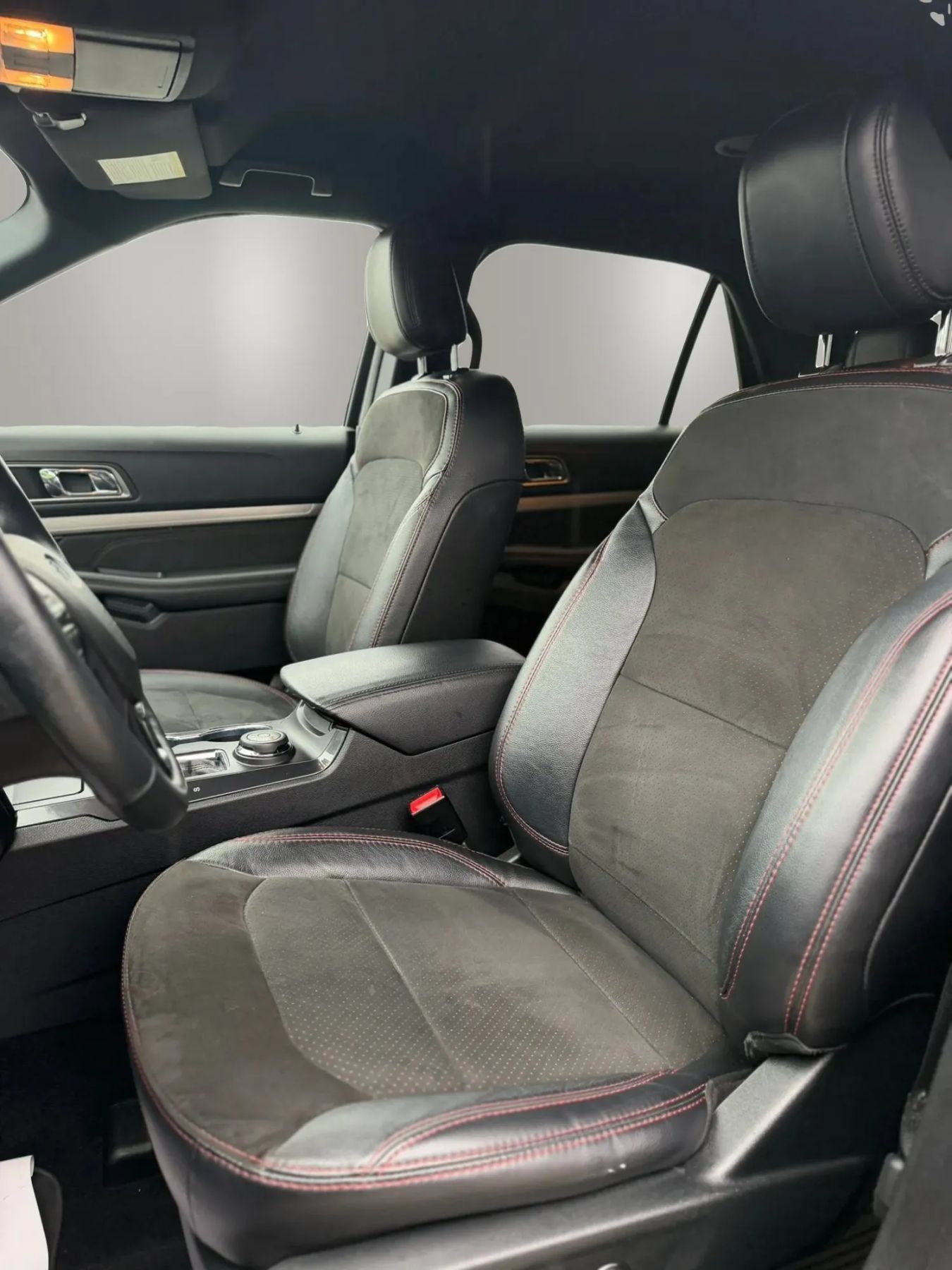 Used 2018 Ford Explorer XLT w/ Equipment Group 202A AWD/4WD image 19