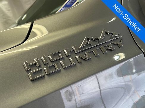 Used 2025 Chevrolet Suburban High Country AWD/4WD image 8
