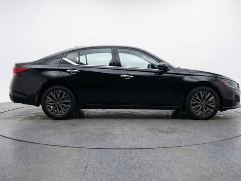 Used 2025 Nissan Altima 2.5 SV image 11