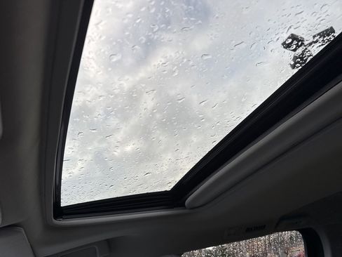 Used 2021 Toyota Sienna Limited image 32