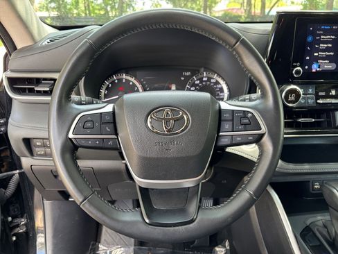 Used 2025 Toyota Highlander LE FWD image 29