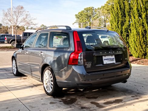 Used 2011 Volvo V50 T5 image 8