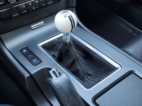 Used 2010 Ford Mustang Shelby GT500 RWD image 26