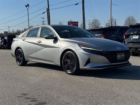 Used 2023 Hyundai Elantra SEL image 1