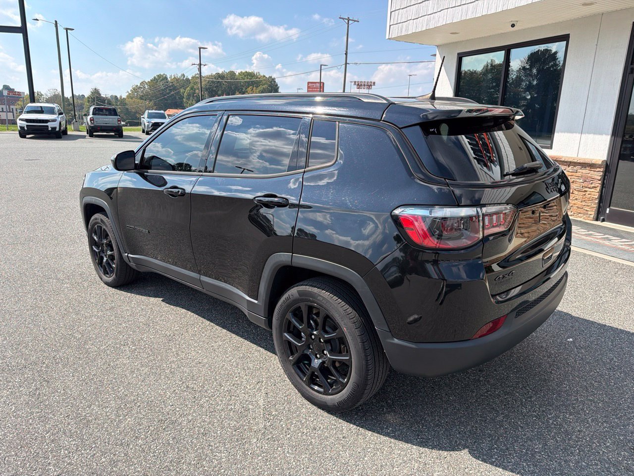 Used 2023 Jeep Compass Latitude AWD/4WD image 7