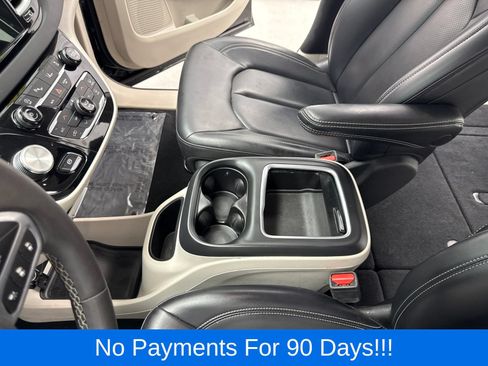 Used 2024 Chrysler Pacifica Touring-L FWD image 21