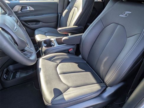 New 2026 Chrysler Pacifica Select AWD/4WD image 26