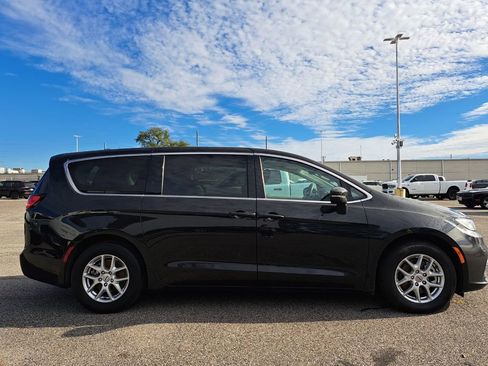 Used 2023 Chrysler Pacifica Touring-L image 4