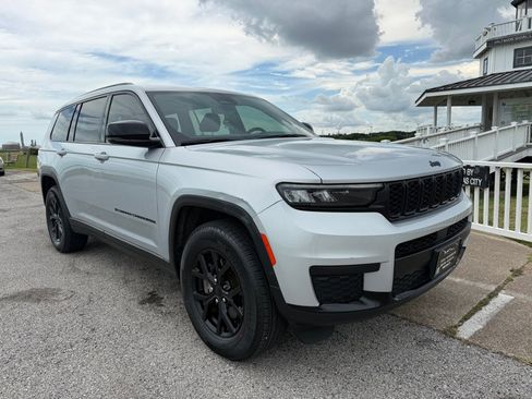 Used 2025 Jeep Grand Cherokee L Laredo RWD image 3